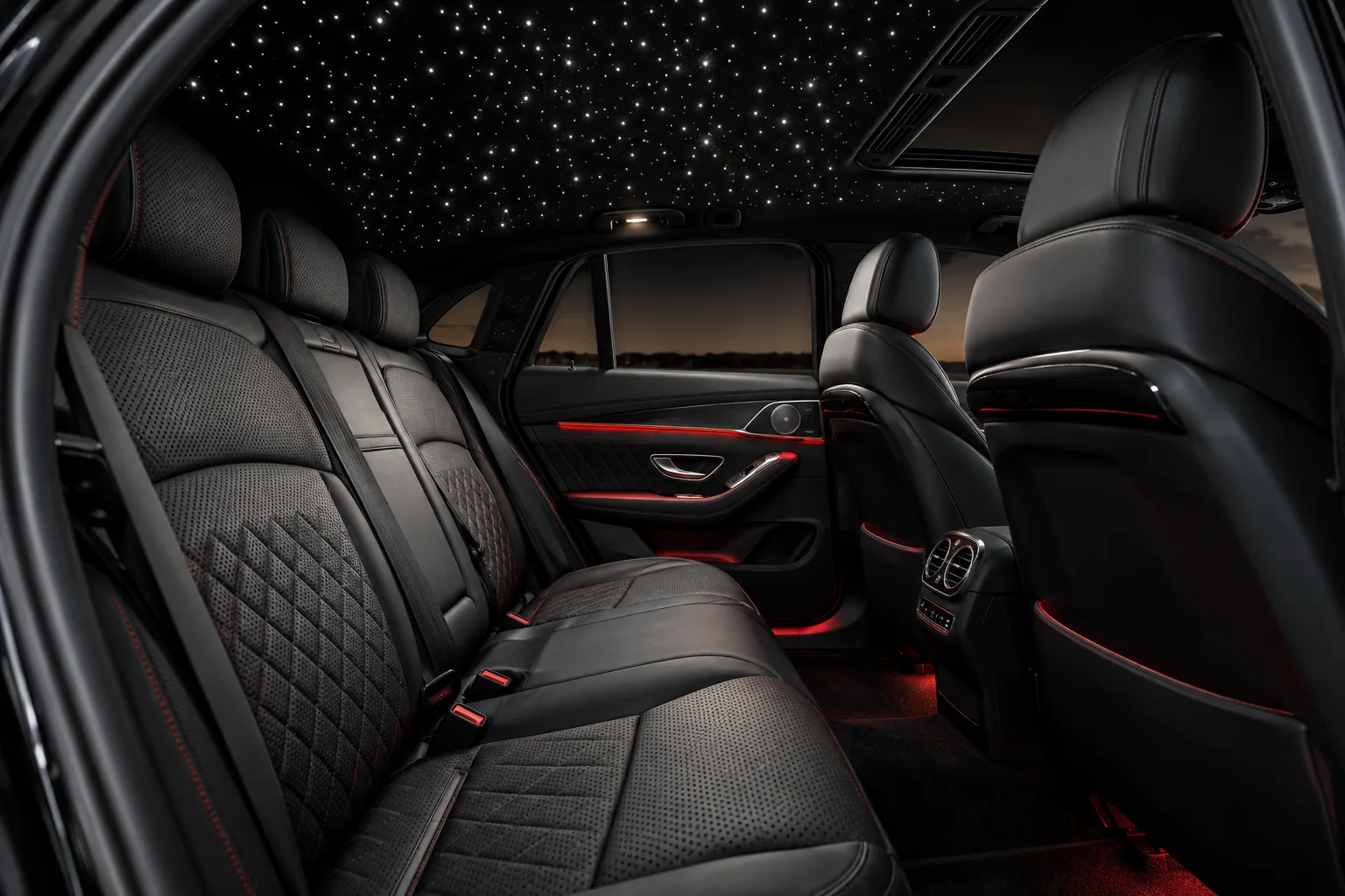 Interior referencial con cuero perforado y cielo estrellado LED