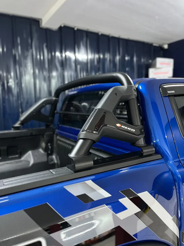 Barra deportiva negra sobre la tolva de una Ford Ranger azul