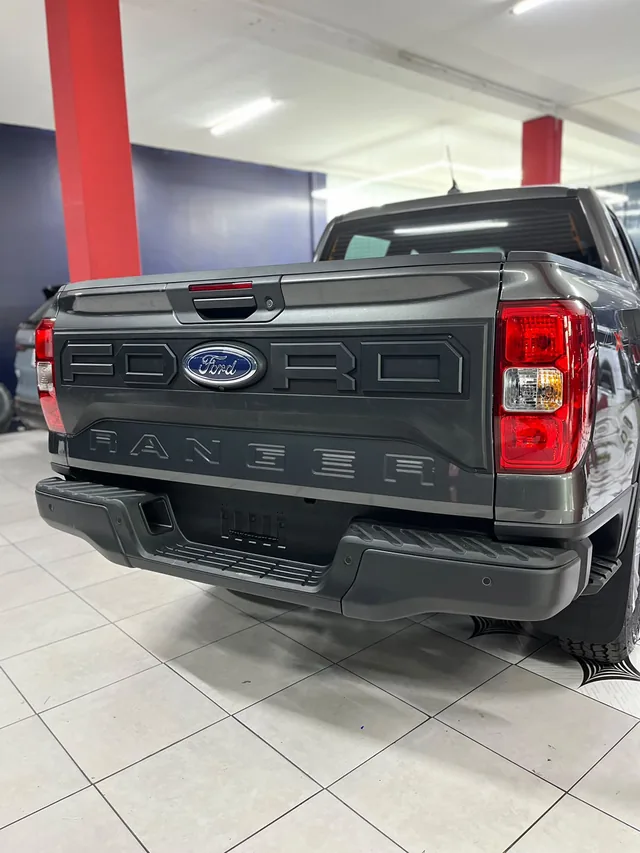 Parte posterior de una Ford Ranger gris en el taller BARMARE