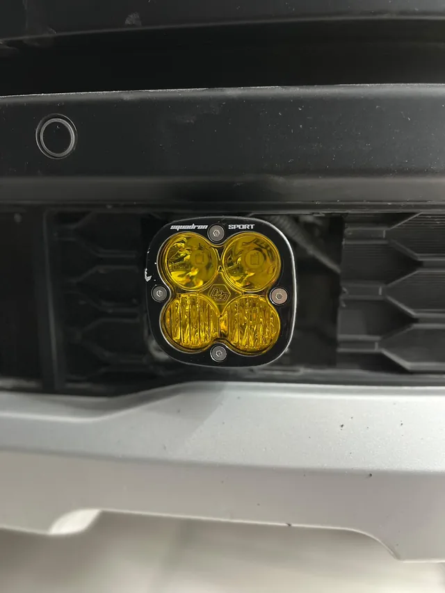 Luz auxiliar amarilla instalada en la parrilla de una camioneta